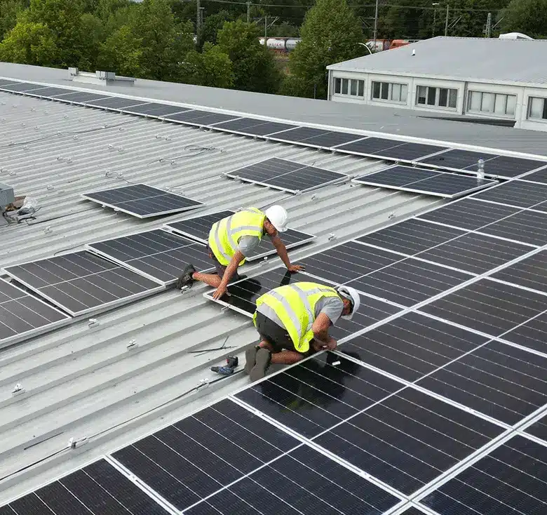 Aequisol übernimmt die komplexe Planung, Organisation und Umsetzung von Solaranlagen auf Dachflächen.